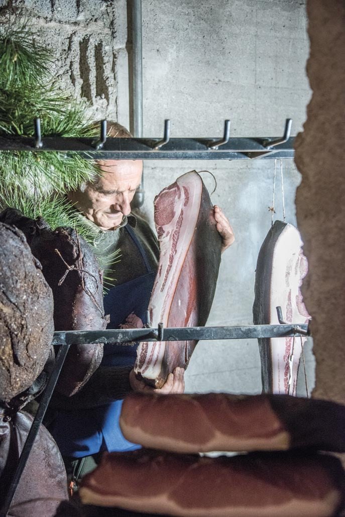 Holz und Rauch für die Räucherkammer
